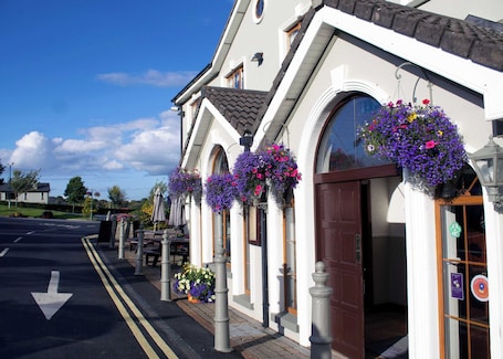 Fachada de la propiedad. The Rhu Glenn Hotel