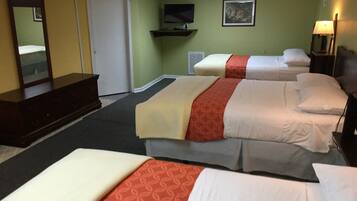 Phòng tiện nghi đơn giản, nhiều giường | Bàn, truy cập Internet không dây miễn phí, bộ trải giường