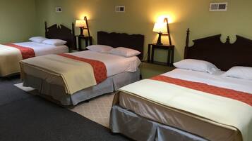 Phòng tiện nghi đơn giản, nhiều giường | Bàn, truy cập Internet không dây miễn phí, bộ trải giường