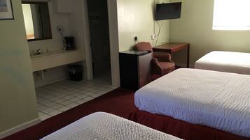 Phòng tiện nghi đơn giản, nhiều giường | Phòng tắm | Buồng tắm vòi sen, khăn tắm