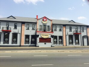 住宿正面 - 傍晚/夜晚