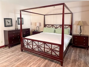 Honeymoon Suite, 1 King Bed | Laptop workspace, free WiFi, bed sheets - Cumberland Gap Inn (Cumberland Gap)