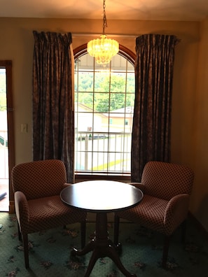 Chambre Classique, 1 très grand lit | Coin séjour