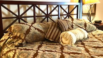 Suite Bulan Madu, 1 Tempat Tidur King | 1 kamar tidur, ruang kerja ramah laptop, Wi-Fi gratis, dan seprai linen