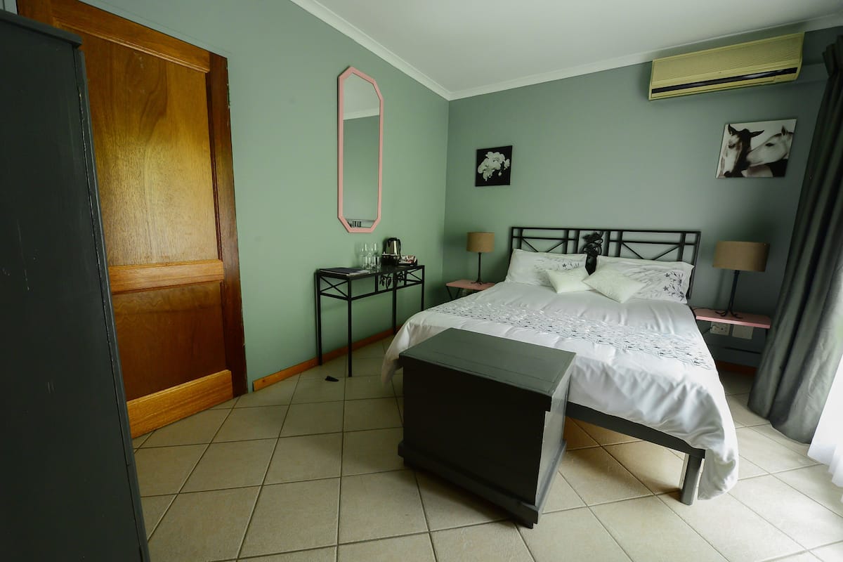 Bougainvillea Suite | Biancheria da letto di alta qualità, minibar, una cassaforte in camera