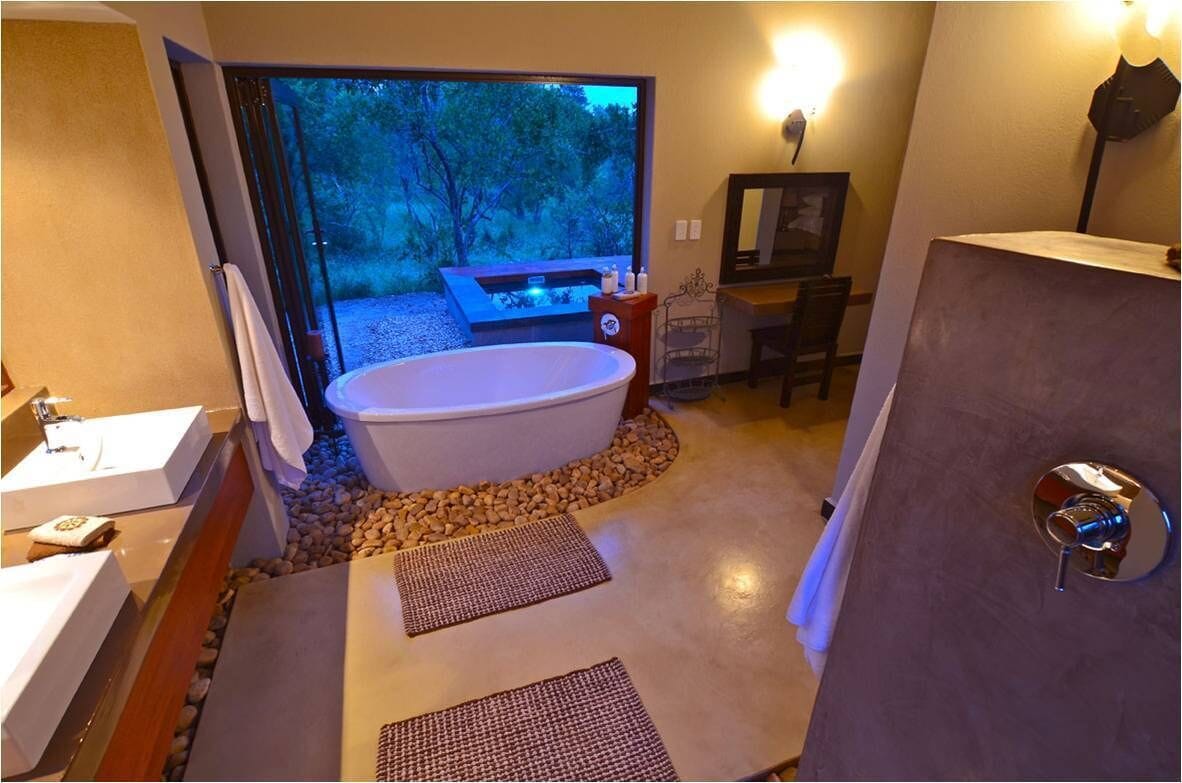 Buffalo Lodge  | Bathroom | Free toiletries, hair dryer, towels