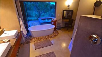 Buffalo Lodge | Bathroom | Free toiletries, hair dryer, towels
