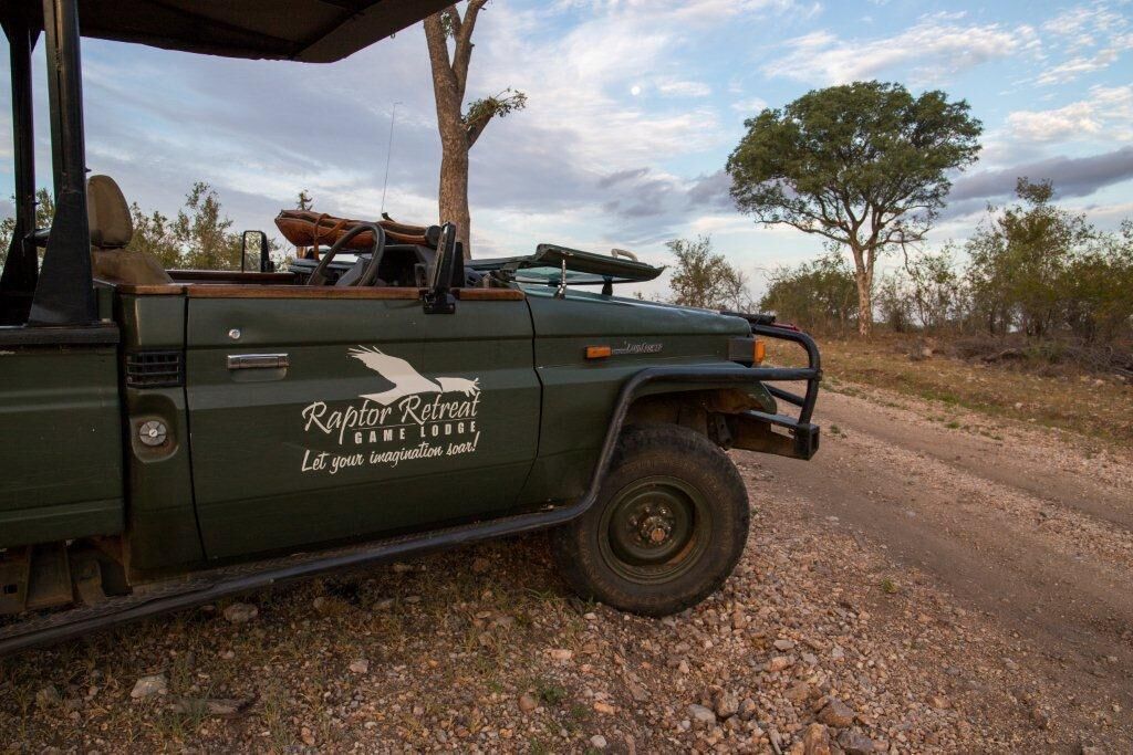 Un vehículo verde con la leyenda "Rapider Retreat" y "¡Deja volar tu imaginación!" en la carrocería.