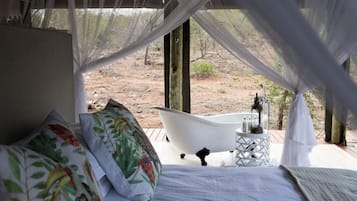 Luxe tent | 1 slaapkamer, luxe beddengoed, een minibar, een kluis op de kamer