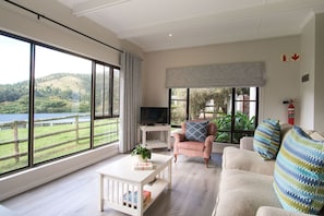 Premium-Ferienhaus, 1 Schlafzimmer, Talblick, Bergseite | Wohnbereich | LCD-Fernseher