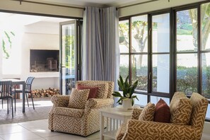 家庭平房, 3 間臥室, 山谷景觀, 山間 | 起居區 |  LCD 液晶電視