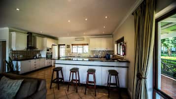 Perhemökki, 3 makuuhuonetta, näköala laaksoon, vuorten lähellä | Ylelliset vuodevaatteet, pillowtop-patjalliset sängyt