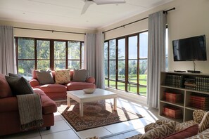 Family Cottage, 3 Bedrooms, Mountain View | Living area