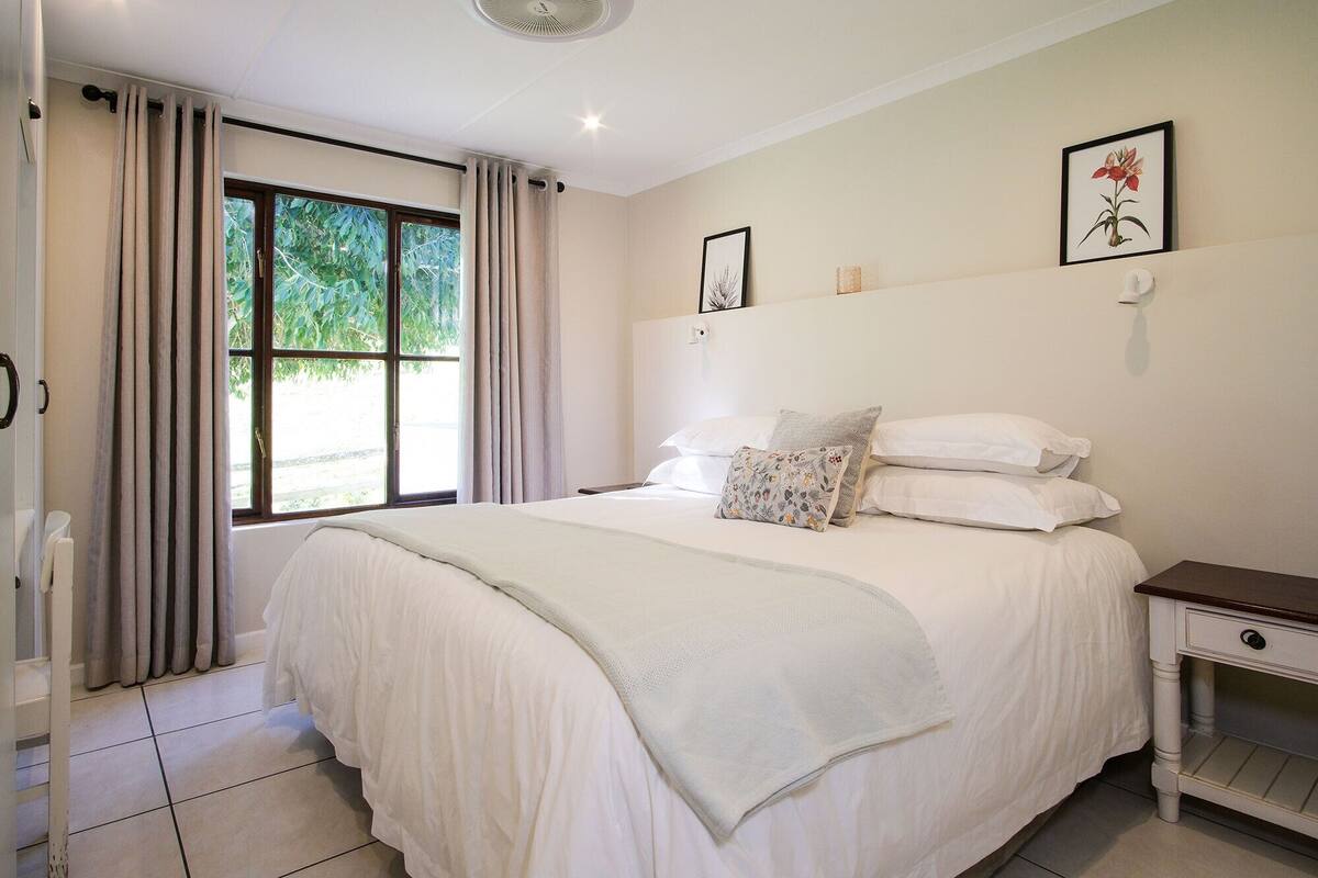 Cottage Keluarga, 3 kamar tidur, pemandangan lembah, tepi gunung | Seprai premium, bantalan ekstra lembut, brankas, dan meja kerja