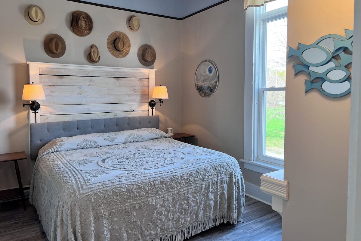 Quarto, 1 cama King | Ferros/tábuas de passar roupa, Wi-Fi de cortesia