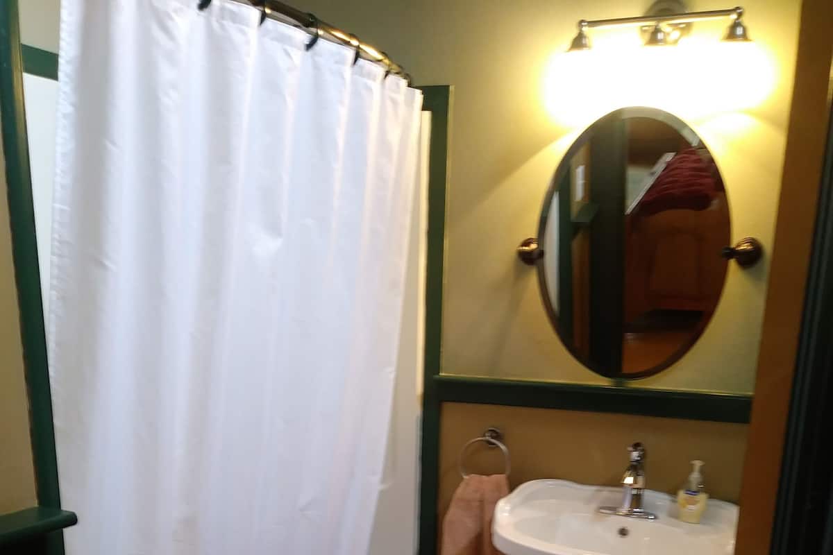 James Fennimore Cooper | Bathroom | Free toiletries, hair dryer, towels