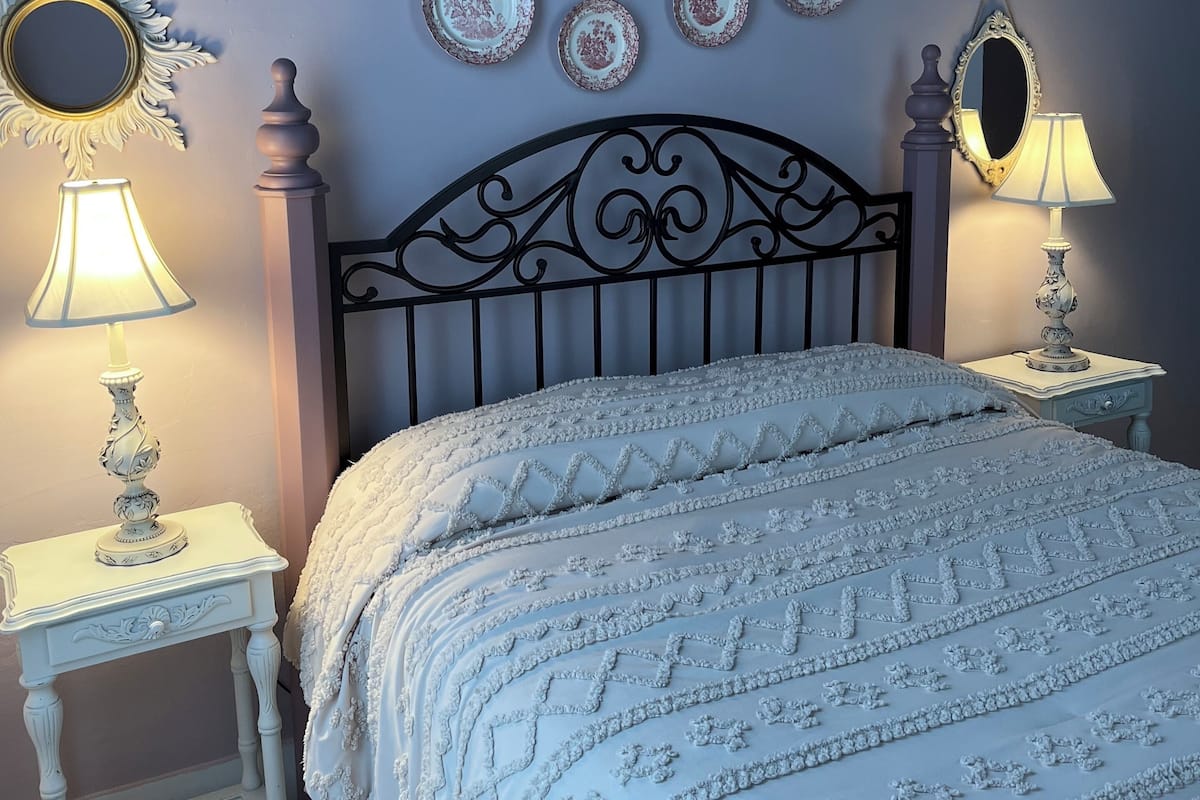 Emily Dickenson | Iron/ironing board, free WiFi