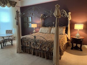 Quarto, 1 cama King | Ferros/tábuas de passar roupa, Wi-Fi de cortesia