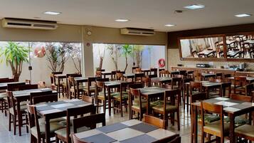 Café da manhã com buffet grátis todos os dias