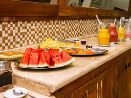 Café da manhã com buffet grátis todos os dias