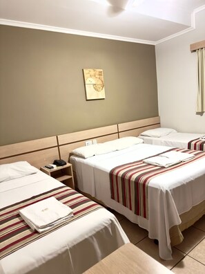 Quádruplo Família | Minibar, blackout drapes, free cribs/infant beds, free WiFi - Hotel Villa Rebellato (Olímpia)