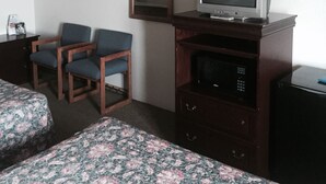 Desk, iron/ironing board, WiFi (free), bed sheets - Country Inn Bolivar (Bolivar)