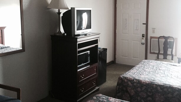 Desk, iron/ironing board, WiFi (free), bed sheets - Country Inn Bolivar (Bolivar)