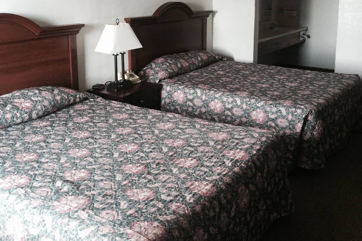 Escritorio, tabla de planchar con plancha, wifi gratis y ropa de cama