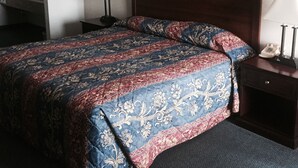 Desk, iron/ironing board, WiFi (free), bed sheets - Country Inn Bolivar (Bolivar)