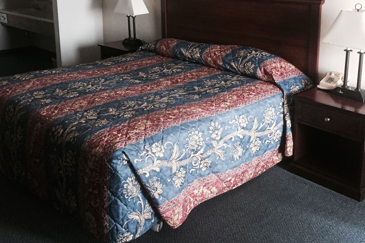 Escritorio, tabla de planchar con plancha, wifi gratis y ropa de cama
