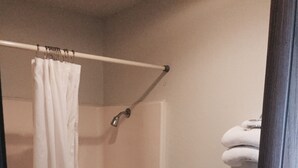 Combined shower/tub, free toiletries, towels - Country Inn Bolivar (Bolivar)