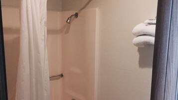 Kombinasi shower/bathtub, perlengkapan mandi gratis,  dan handuk