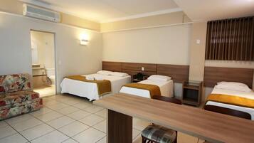 Quarto standard | Cofres nos quartos, escrivaninha, cortinas blackout, berços grátis