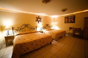Double Room, 2 Katil Kelamin (Double) | Meja, Wi-fi percuma, cadar katil 