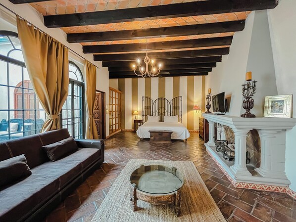 Premium Studio Suite | Desk, bed sheets - Casa Liza (San Miguel de Allende)