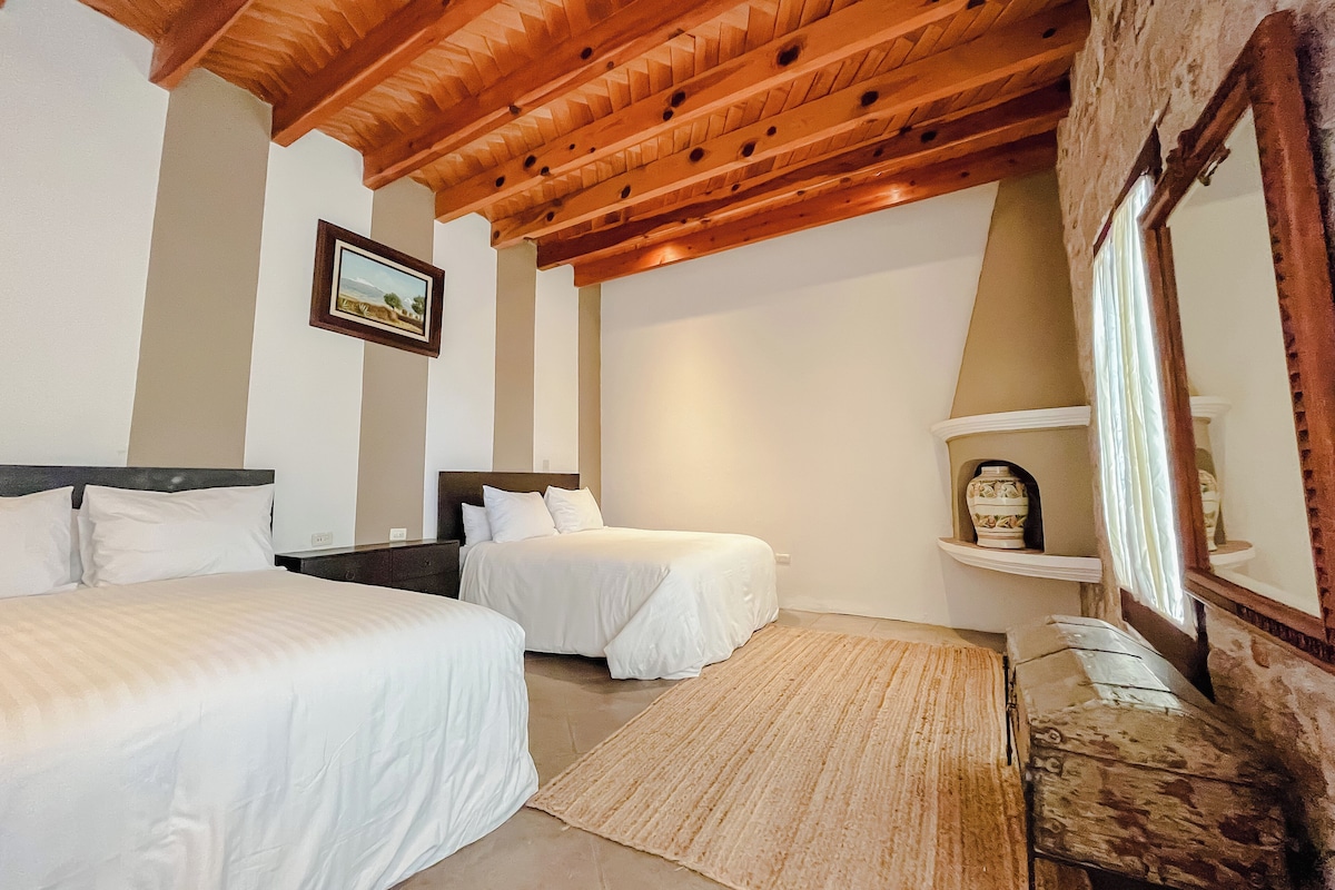 Junior suite, 2 queensize bedden | Een bureau, een strijkplank/strijkijzer, beddengoed
