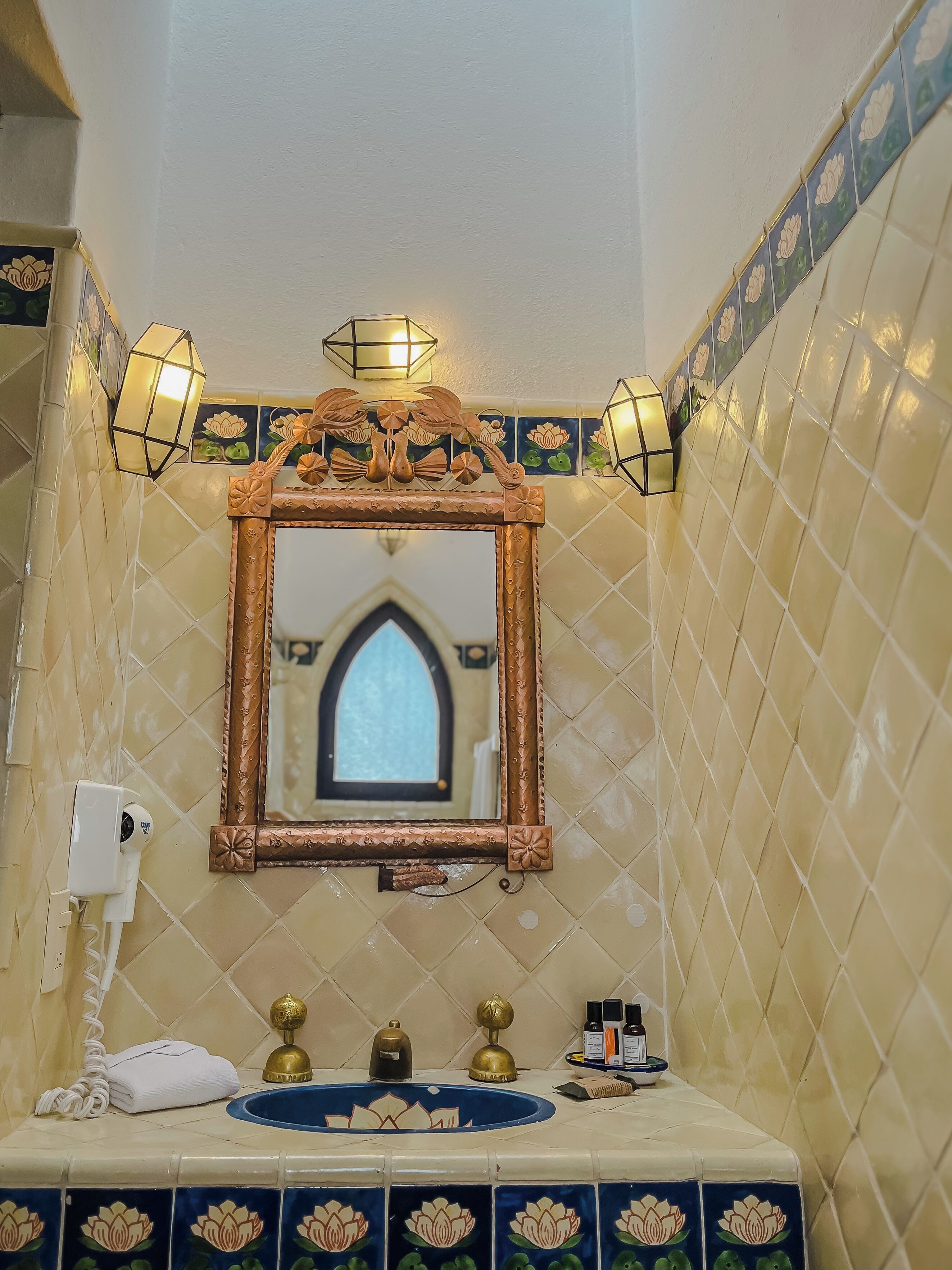 junior room | bathroom | shower, designer toiletries, towels, toilet paper