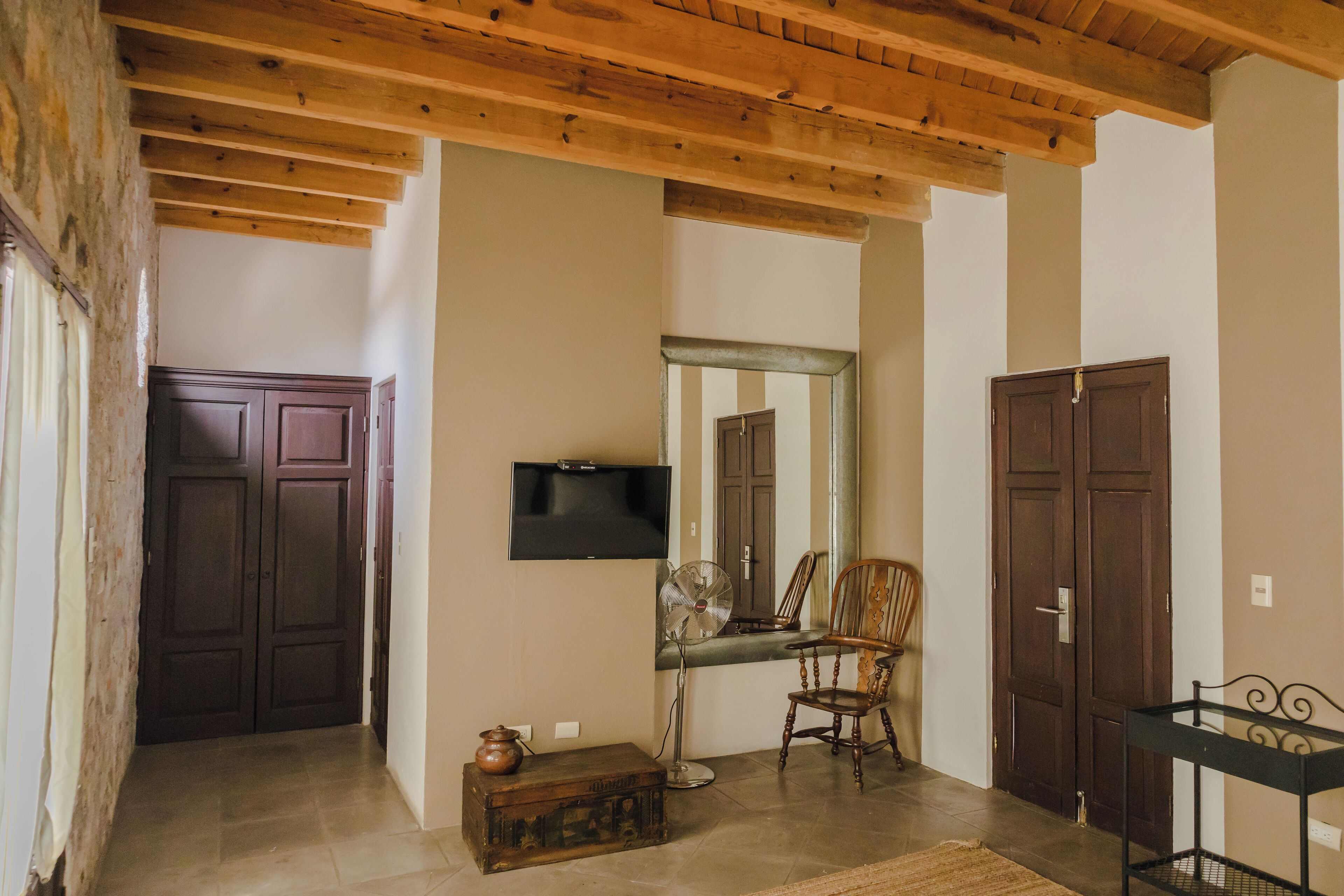 junior room | 1 bedroom, desk, bed sheets