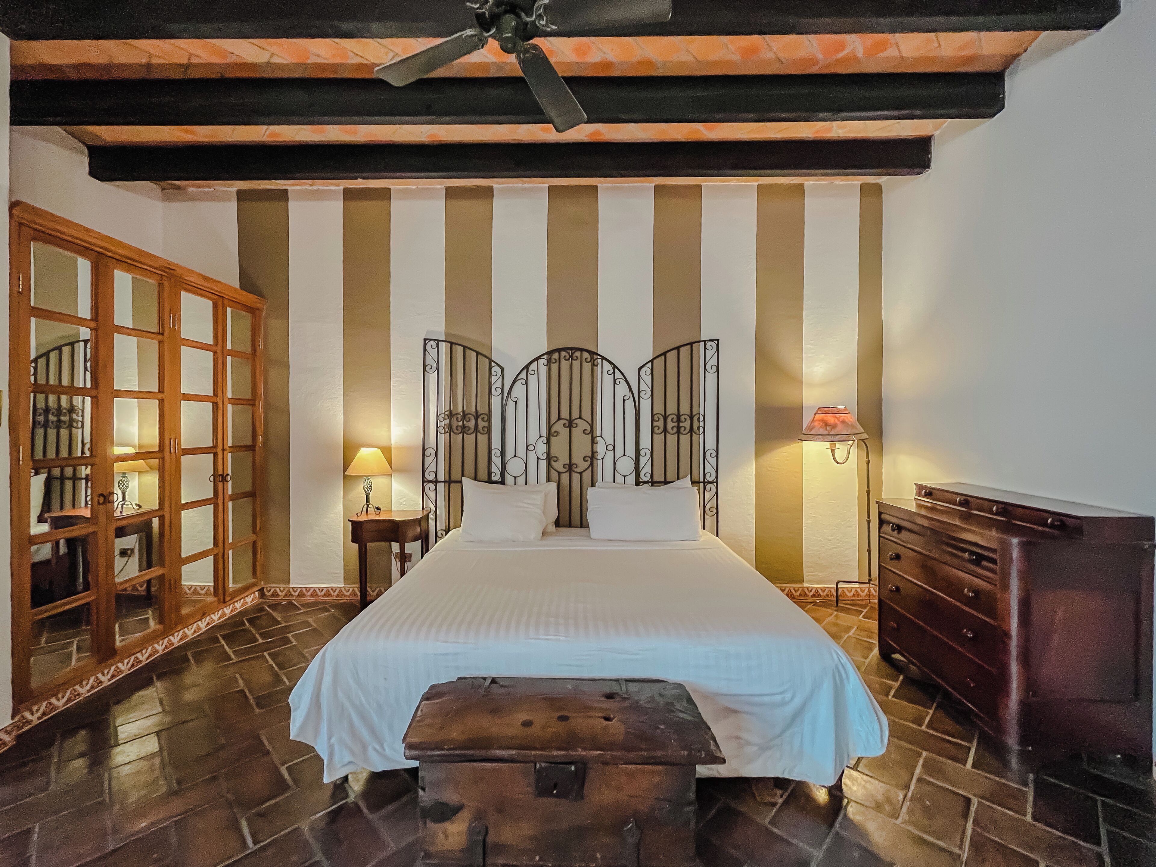 premium studio suite | 1 bedroom, desk, bed sheets