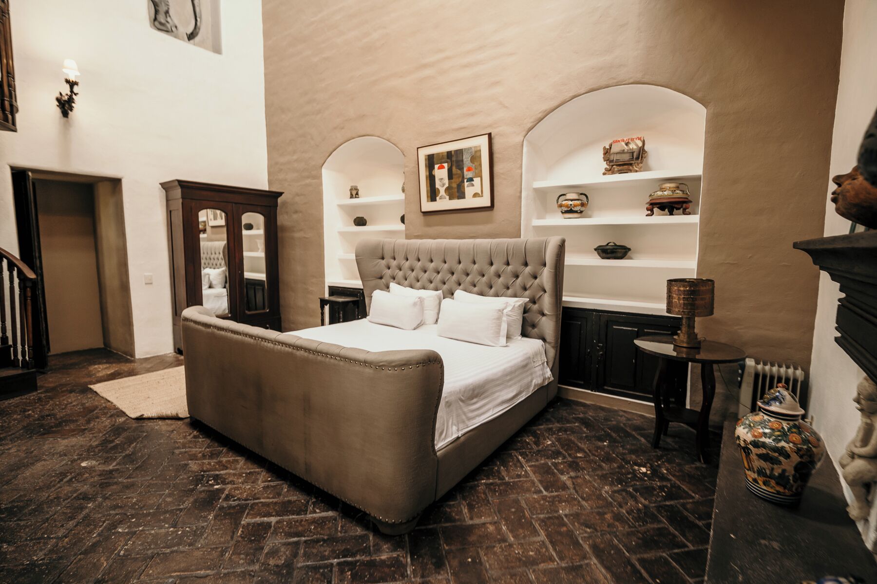 Familiekamer | Een bureau, beddengoed