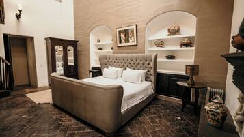 Master | Escritorio, tabla de planchar con plancha y ropa de cama