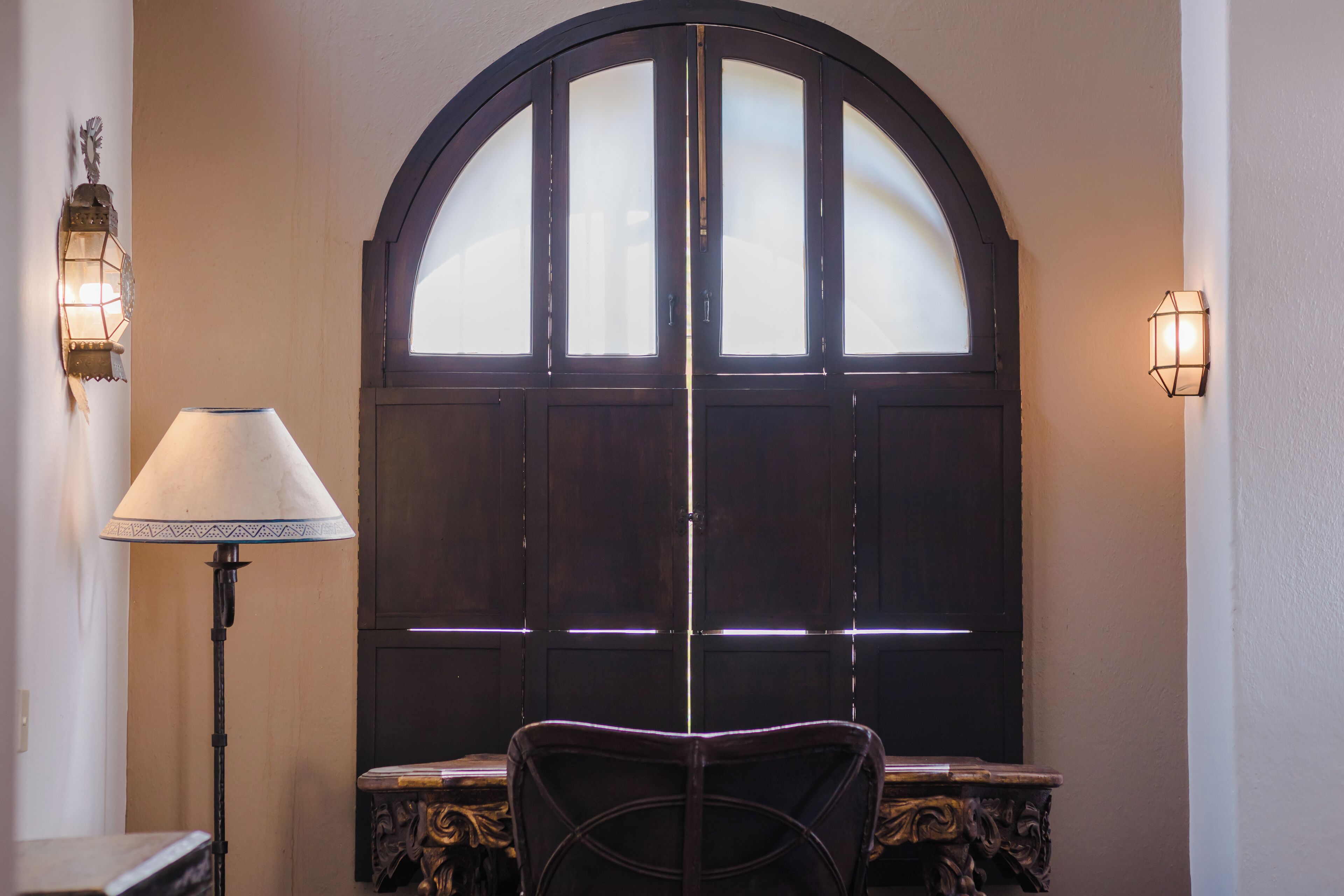 master | 1 bedroom, desk, bed sheets