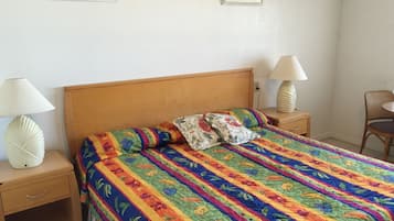 Chambre, 1 très grand lit, non-fumeurs | Bureau, espace de travail pour ordinateur portable