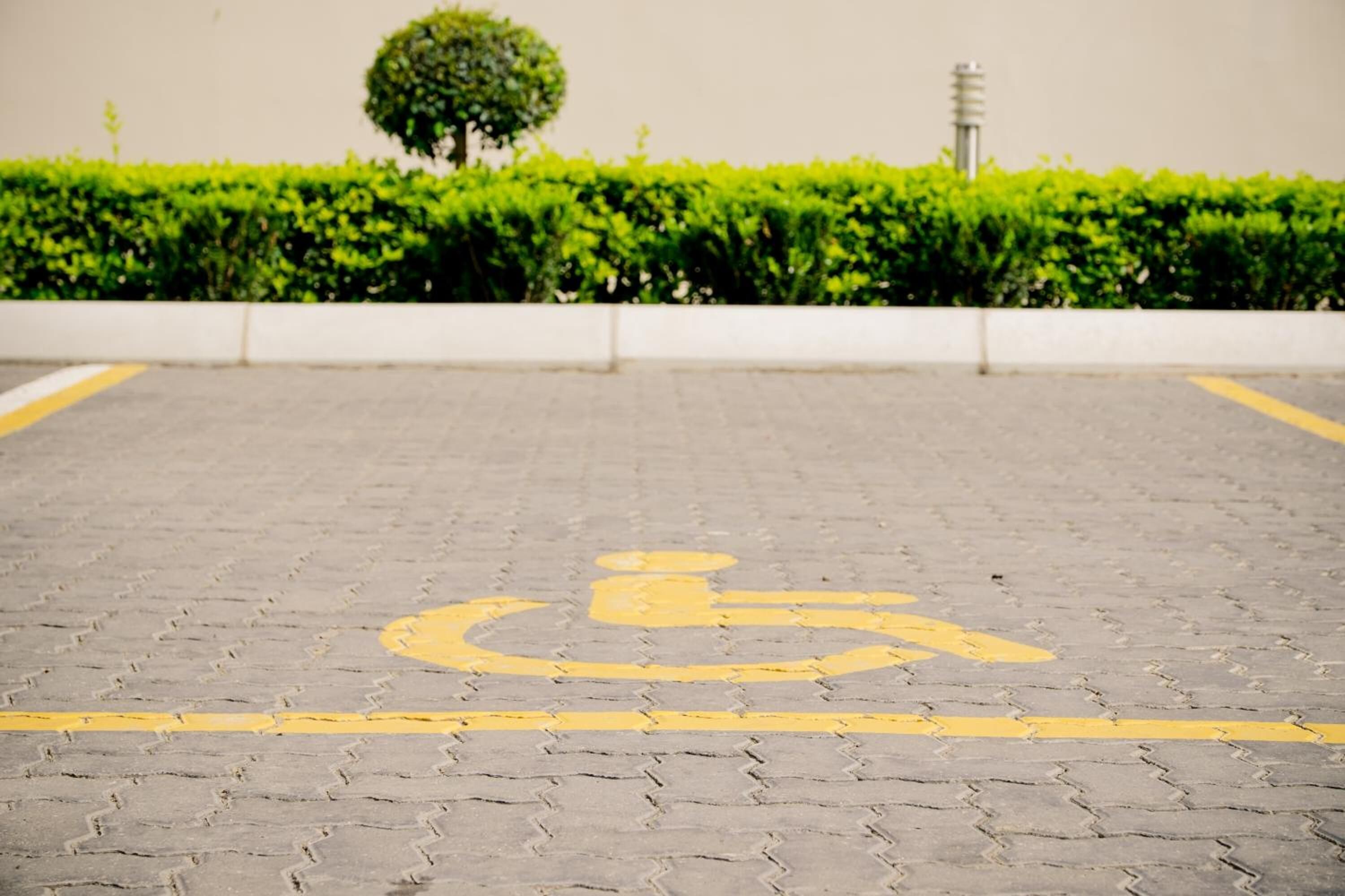 Un área de estacionamiento con el símbolo de accesibilidad para sillas de ruedas.
