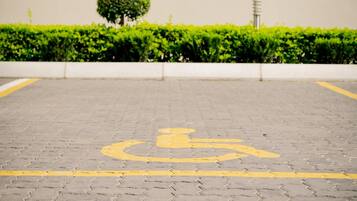 Un área de estacionamiento con el símbolo de accesibilidad para sillas de ruedas.