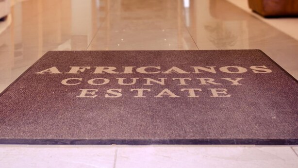 Un'area reception con un cartello che riporta la scritta "AFRICANOS COUNTRY ESTATE".