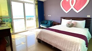 Um quarto com uma cama, uma escrivaninha e uma cadeira.