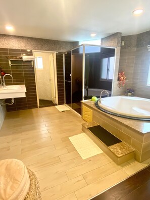 VIP 3 Person Room | Bathroom | Free toiletries, hair dryer, slippers, towels - Water Front Hotel (Hengchun)