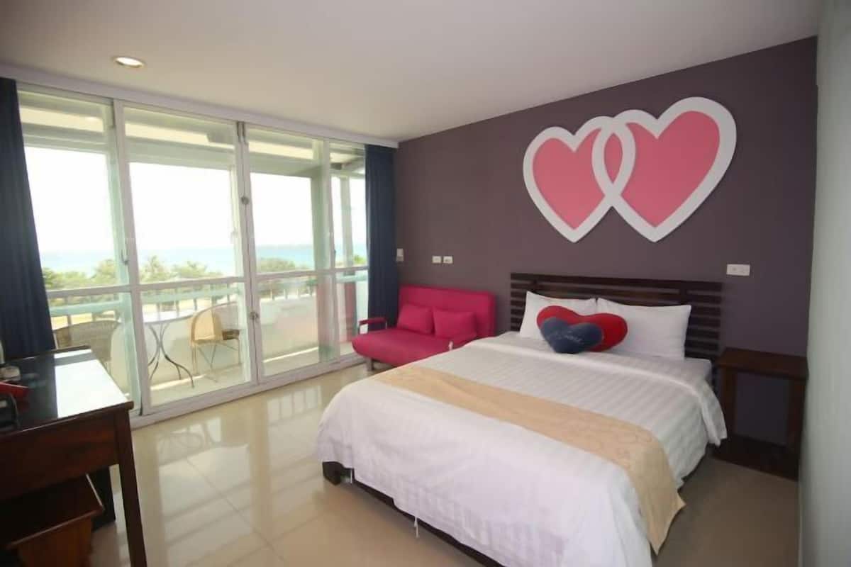 1 bedroom, blackout drapes, free WiFi, bed sheets