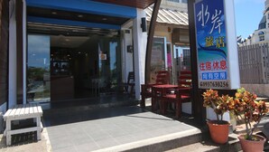 Alojamento de viajante com entrada visível, área de estar e uma placa.